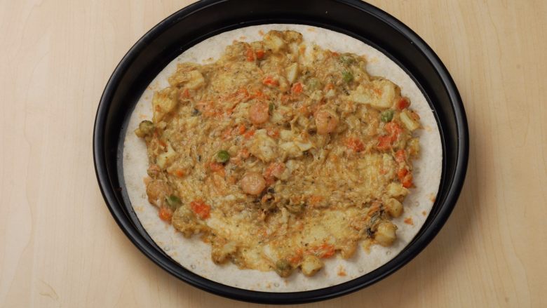 香草海鲜薄脆披萨,炒好的料包均匀的抹在加热好的墨西哥面饼上