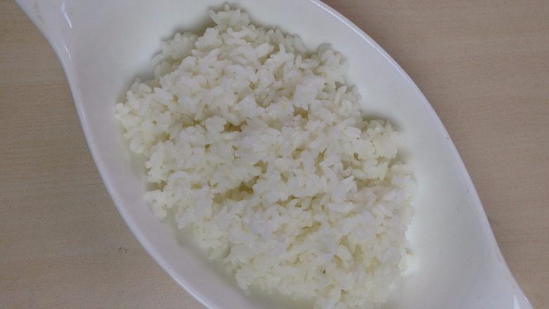 海鲜番茄焗饭,米饭盛入盘里打松散