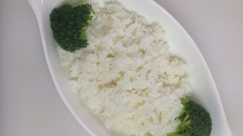 海鲜番茄焗饭,烫熟的西兰花摆放在旁边