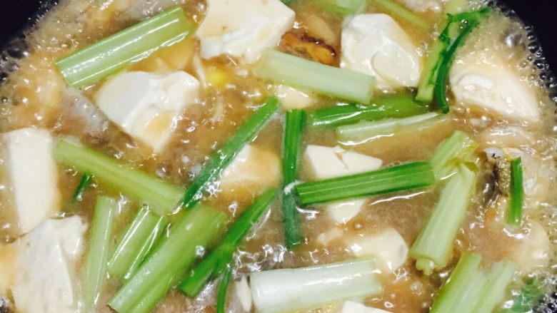 鮸鱼豆腐汤+#夏天的味道#,最后放入芹菜稍煮片刻即可出锅。此道菜不用放味精,保持原汁原味
