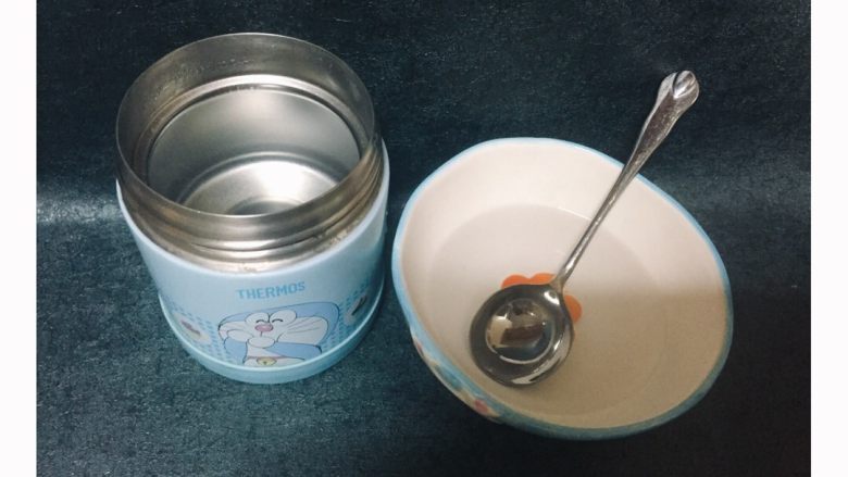 酸奶,烧壶开水,将焖烧杯和勺子烫烫