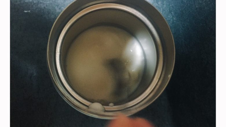 酸奶,先将温热的牛奶给几勺搅匀后再倒入全部牛奶,盖盖