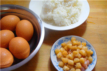 剩米饭升华版-海鲜啤酒小套餐,<a style='color:red;display:inline-block;' href='/shicai/ 195'>干贝</a>洗净以后，放入小锅中，加入料酒；姜片煮制片刻