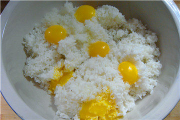 剩米饭升华版-海鲜啤酒小套餐,<a style='color:red;display:inline-block;' href='/shicai/ 6501'>剩米饭</a>放入容器中，打入<a style='color:red;display:inline-block;' href='/shicai/ 9'>鸡蛋</a>黄；蛋清备用。
