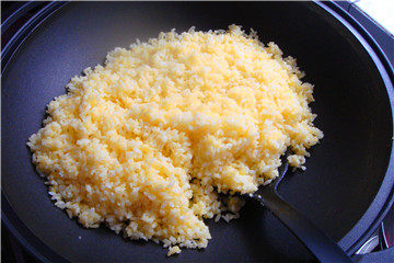 剩米饭升华版-海鲜啤酒小套餐,然后将鸡蛋黄与米饭抓匀。（戴手套抓啊）抓匀的米饭，倒入不粘锅中，用橄榄油，加盐炒熟，要炒干米饭中的水分，炒到米粒在锅中乱蹦为止。盛出备用。