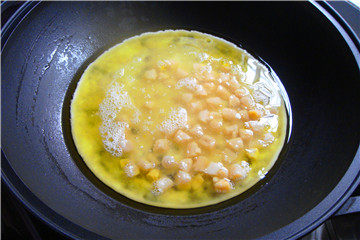 剩米饭升华版-海鲜啤酒小套餐,鸡蛋清放入容器中，加入煮好的干贝；胡椒粉；少许的盐。干贝是咸的，少放盐。