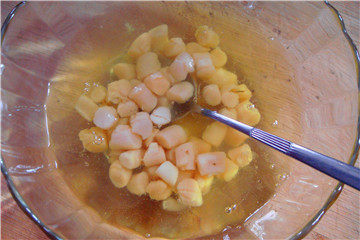 剩米饭升华版-海鲜啤酒小套餐,然后再放入冒热气的干贝水。要烫的蛋清呈絮状才好。