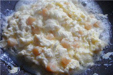 剩米饭升华版-海鲜啤酒小套餐,锅中放油，小火慢炒。蛋清干贝要炒的颤颤巍巍的即可出锅。