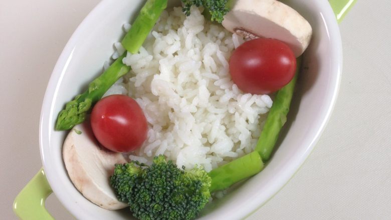 蘑菇鸡肉焗饭,烫熟后的西兰花小西红柿蘑菇摆放好