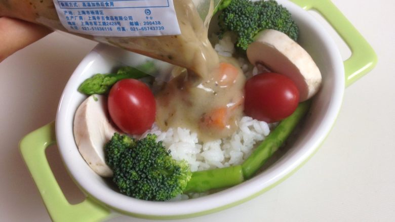 蘑菇鸡肉焗饭,加热好的料包取出剪开均匀的倒在米饭上