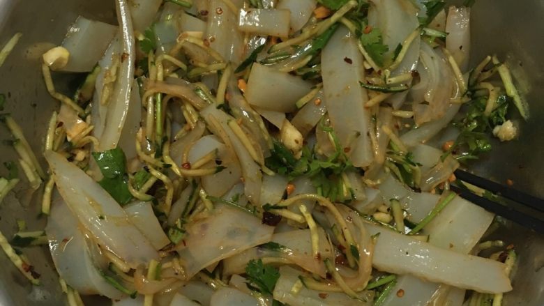 自制凉粉,切条后加入黄瓜丝、蒜末、香菜、盐、糖、酱油、香油、辣椒等拌匀,开吃!😊
备注:拌的方法有很多,可根据自己的口味选择!