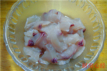 溜鱼片,冲去鱼片的粘液，然后加入盐；料酒；<a style='color:red;display:inline-block;' href='/shicai/ 720'>胡椒粉</a>，<a style='color:red;display:inline-block;' href='/shicai/ 17'>蛋清</a>；淀粉抓匀。
