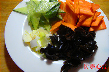 溜鱼片,将配菜切好，葱蒜片；<a style='color:red;display:inline-block;' href='/shicai/ 25'>胡萝卜</a>片；<a style='color:red;display:inline-block;' href='/shicai/ 54'>黄瓜</a>片；<a style='color:red;display:inline-block;' href='/shicai/ 233'>木耳</a>。