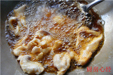 溜鱼片,锅中坐油5成热，下入鱼片滑熟捞出。胡萝卜片和黄瓜片也滑油捞出备用。
