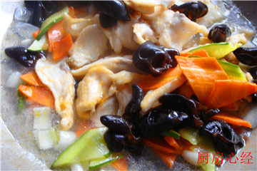 溜鱼片,然后倒入滑油后的鱼片，滴入<a style='color:red;display:inline-block;' href='/shicai/ 847'>香油</a>即可出锅。