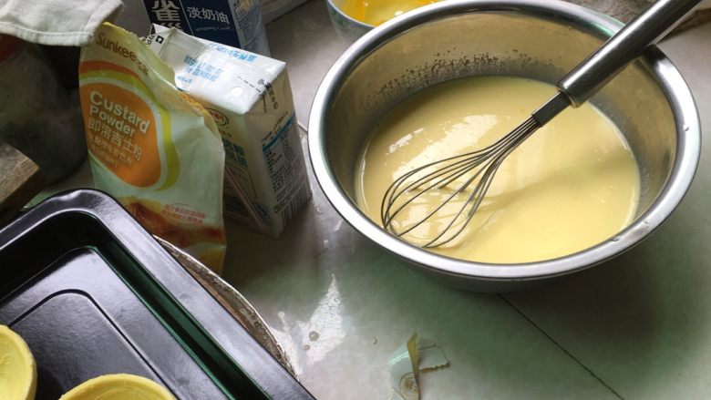 葡式蛋挞,将所有配料称好备用，将牛奶，<a style='color:red;display:inline-block;' href='/shicai/ 8197'>淡奶油</a>，<a style='color:red;display:inline-block;' href='/shicai/ 15'>蛋黄</a>，倒入一起搅拌均匀，再将<a style='color:red;display:inline-block;' href='/shicai/ 3729'>白糖</a>很吉利丁粉一起搅拌均匀，然后再倒入之前调好的牛奶里面，搅拌均匀，蛋挞水就做好了，