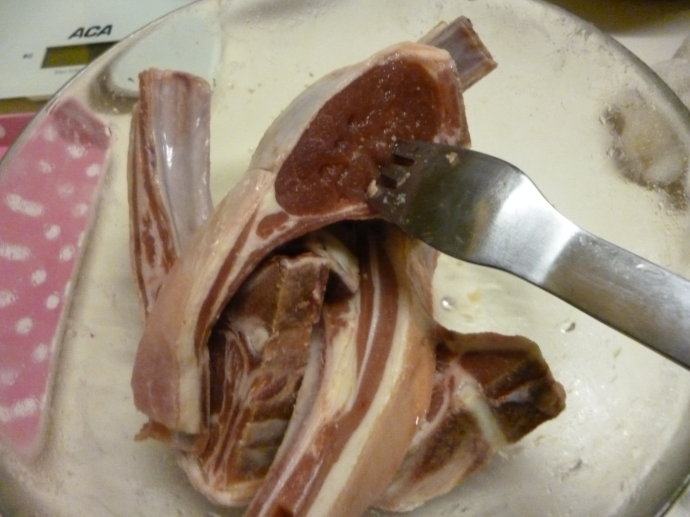 佳节宴客大菜之香烤羊排,<a style='color:red;display:inline-block;' href='/shicai/ 330'>羊排</a>洗净后用叉子在厚肉的地方戳些洞洞后加入所有调味料，使调味料覆盖到每一块<a style='color:red;display:inline-block;' href='/shicai/ 330'>羊排</a>上腌制12～24小时，期间最好翻弄几次，使所有的<a style='color:red;display:inline-block;' href='/shicai/ 330'>羊排</a>可以均匀的入味。