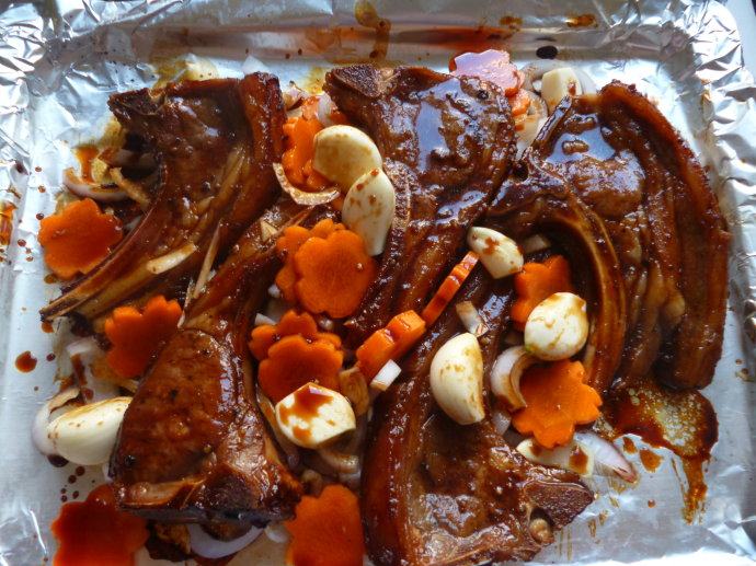 佳节宴客大菜之香烤羊排,趁热食用哦~~