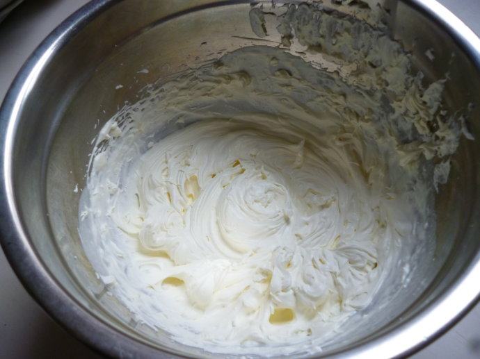 水玉点点~~彩绘蛋糕卷,待差不多放凉后准备内馅,把鲜奶油+糖粉混合后打发至9分发。