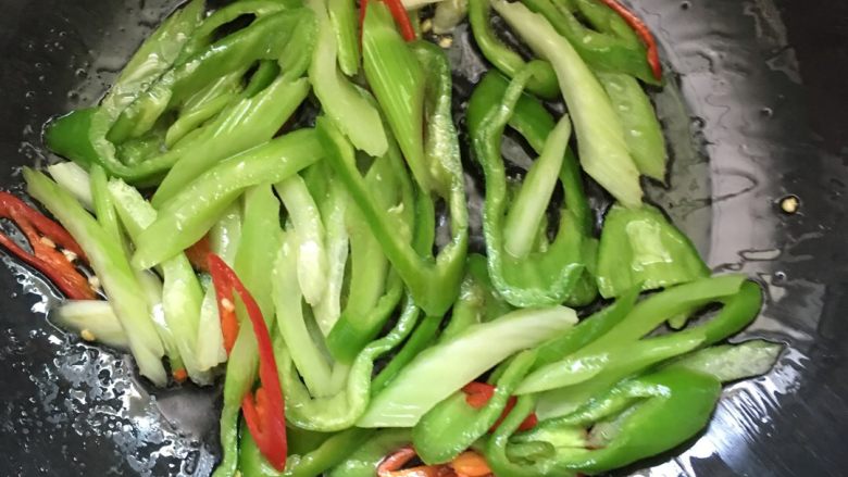 #年夜饭#酱炒鱿鱼,锅内放入少许的油,将西芹尖椒快速翻炒片刻,装盘备用。