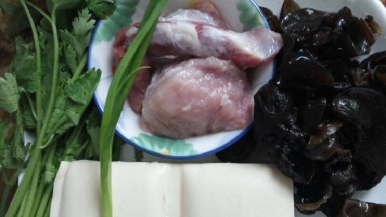 桥式肉羹(自恋啦,嘿嘿),准备好食材,该洗洗,该泡泡的都弄了