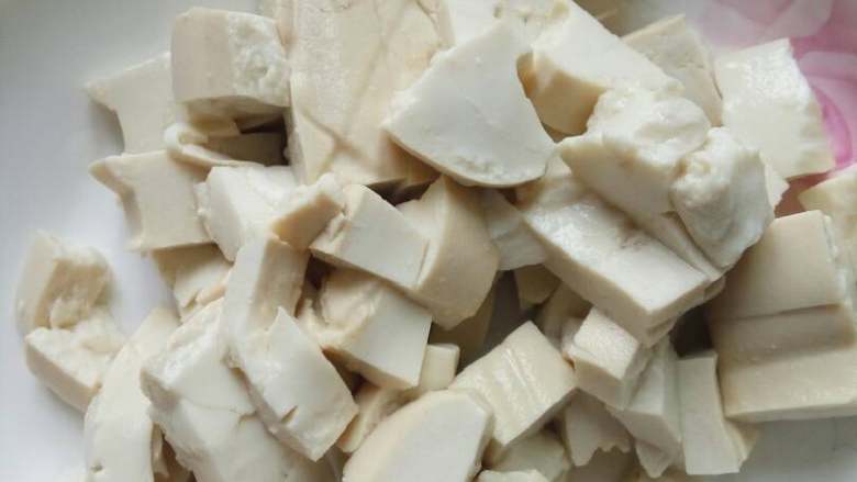 桥式肉羹(自恋啦,嘿嘿),把豆腐切成小块,装盘