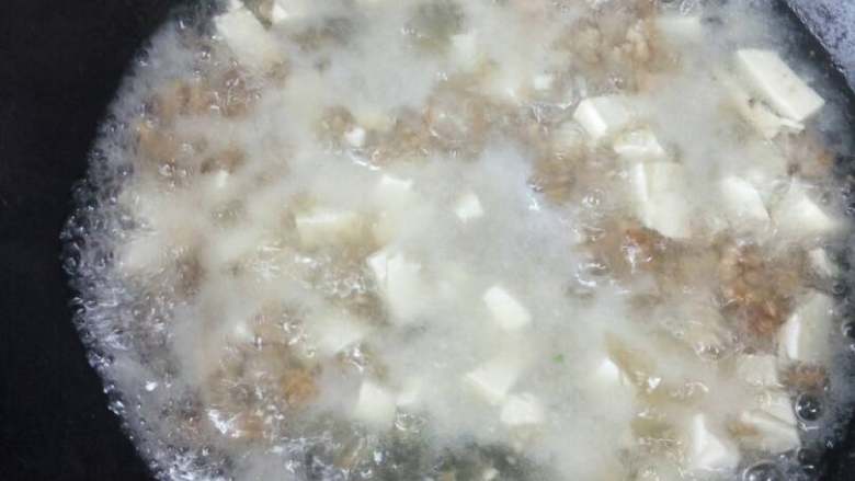 桥式肉羹(自恋啦,嘿嘿),转中火等到沸腾,用筷子把肉一小块一小块的放进去,用筷子把肉在锅中打散,然后再次沸腾后放入香菜和<a style='color:red;display:inline-block;' href='/shicai/ 233'>木耳</a>
