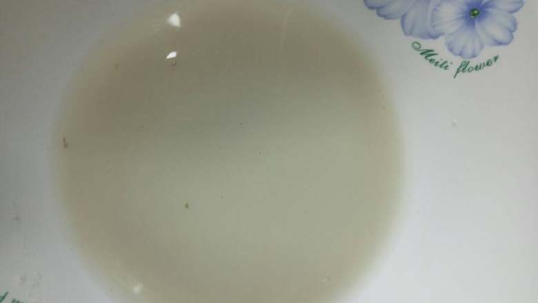 桥式肉羹(自恋啦,嘿嘿),先放半匙多点的盐,在放半匙的鸡精,搅拌一下,在在碗中加入两勺冷水,加入两匙生粉搅拌,然后倒到锅里搅拌均匀