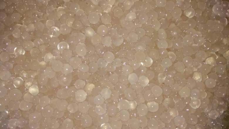 椰浆水果西米露,煮西米:沸水加入,再煮开后中小火煮20分钟,不打开焖10分钟,待西米显完全透明后用食用水过冷河(大概冷却的意思),捞干,放到冰箱待用