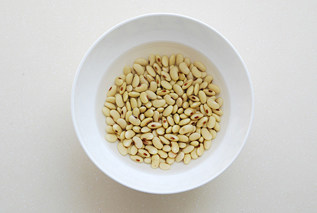 #夏天的味道#菜素味不素【大拌菜】 ,浸泡一夜的黄豆体积变大;