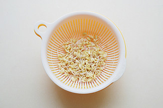 #夏天的味道#菜素味不素【大拌菜】 ,将泡好的黄豆放入豆芽机中生出短短的芽,大概需要3天左右;