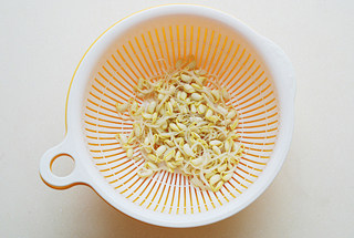 #夏天的味道#菜素味不素【大拌菜】 ,将生好的豆芽清水冲洗后去掉豆子皮,放入烧开的水中煮5分钟左右使豆子断生,捞出过凉控水待用;
