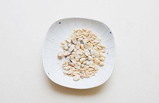 #夏天的味道#菜素味不素【大拌菜】 ,花生烤脆后,掂碎,不需要太细碎,大颗粒状即可;