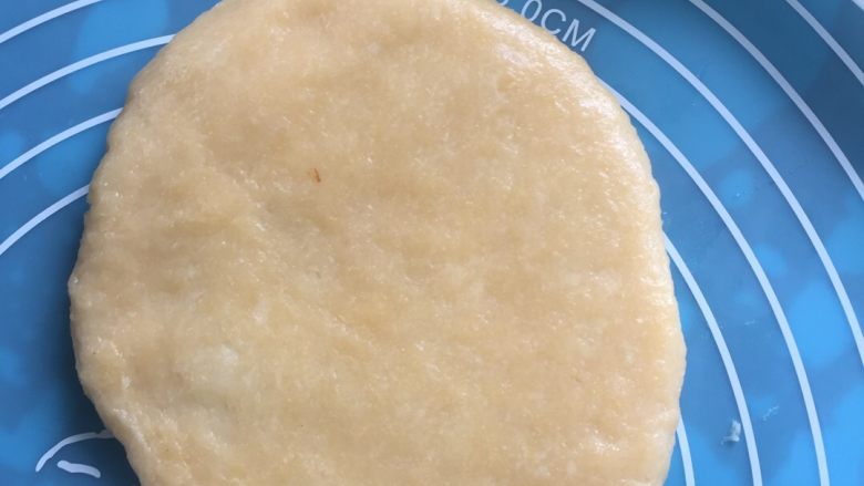 红豆馅油酥月饼#中秋食饼记#,再做一张水油皮包在外头