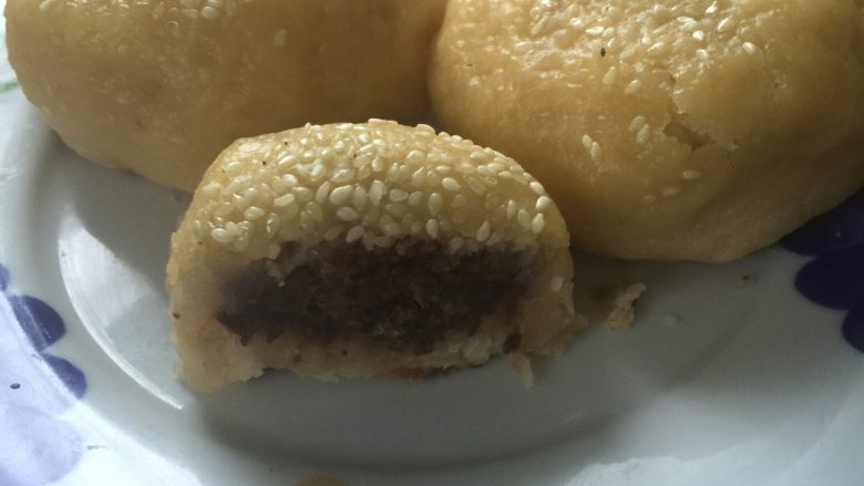 红豆馅油酥月饼#中秋食饼记#,三口之家,二大一小。