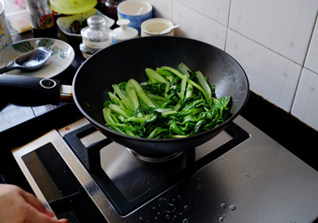 #夏天的味道#【小白菜烧鲐鲅鱼】,倒入小白菜,翻炒至小白菜变软,盛出待用;