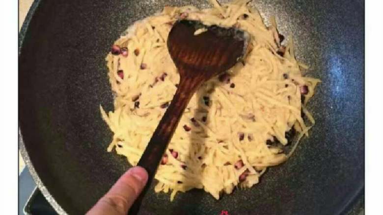 蛋黄黑玉米土豆饼,放入准备好的土豆丝黑玉米搅拌物，哈哈