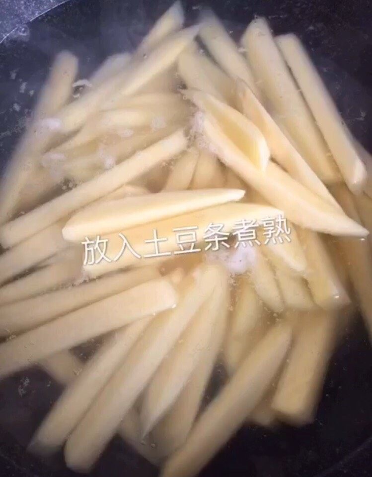 自制薯条,把土豆条放进去煮3分钟，煮太久不行的哦