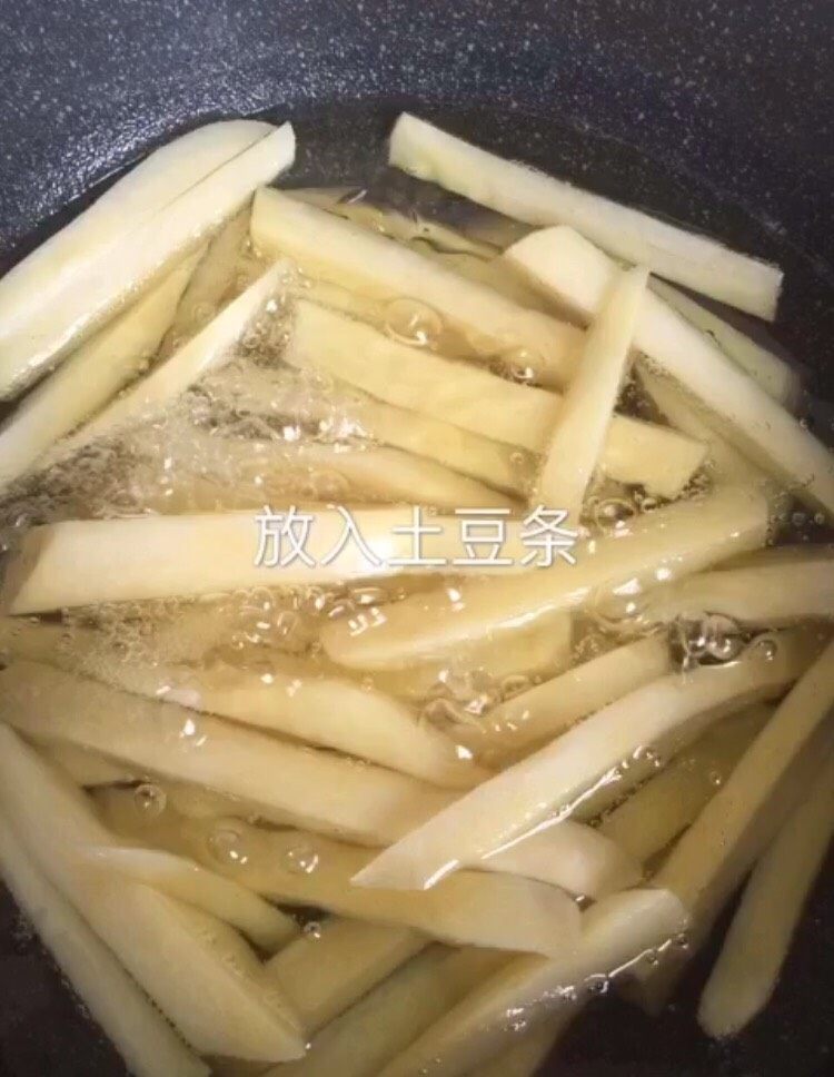 自制薯条,放入冷冻两个小时的土豆条