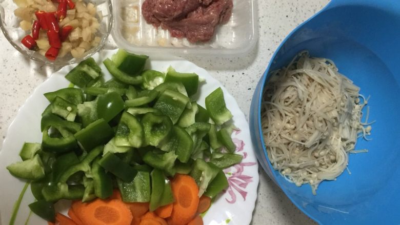 杂菜炒牛肉,<a style='color:red;display:inline-block;' href='/shicai/ 216'>牛肉</a>切片，用酱油，香油，淀粉腌制
<a style='color:red;display:inline-block;' href='/shicai/ 3536'>菜椒</a>，<a style='color:red;display:inline-block;' href='/shicai/ 25'>胡萝卜</a>切丁切片
泡姜和泡椒切碎
<a style='color:red;display:inline-block;' href='/shicai/ 234'>金针菇</a>焯水