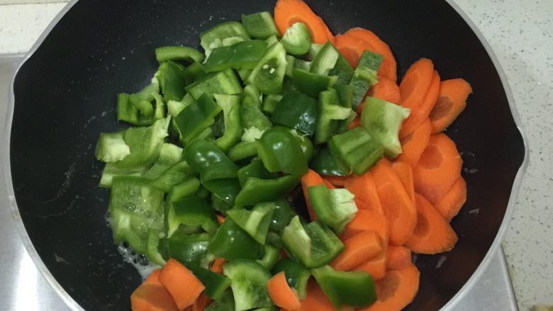 杂菜炒牛肉,菜椒和胡萝卜先过油抄至半熟