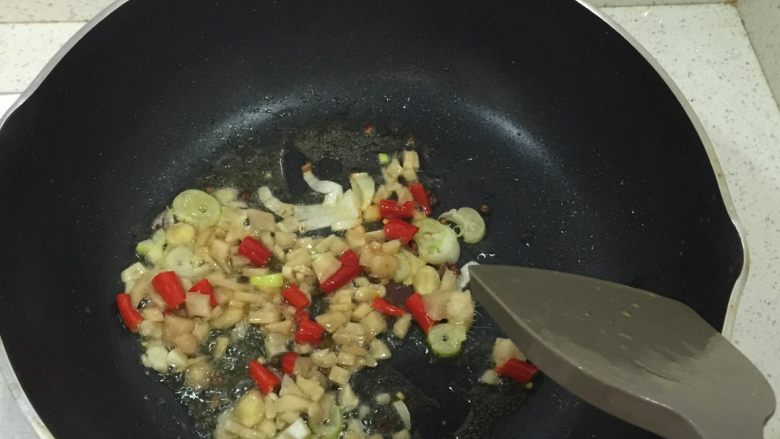 杂菜炒牛肉,葱花，泡姜，泡椒用油煸香