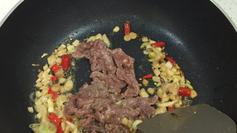 杂菜炒牛肉,放入牛肉翻炒至半熟