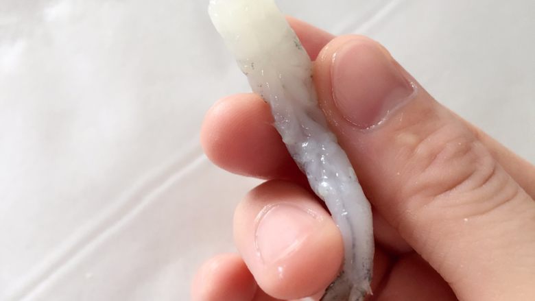 鲜虾可乐饼,在虾腹部的地方可以用刀横竖各割一刀,切断腹部的虾筋,这样后面加热就不会卷曲了,不过卷曲起来也很可爱哈。