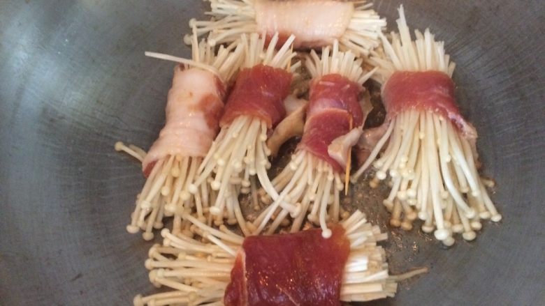 猪肉针菇卷,放少量油,把针菇肉卷放下煎