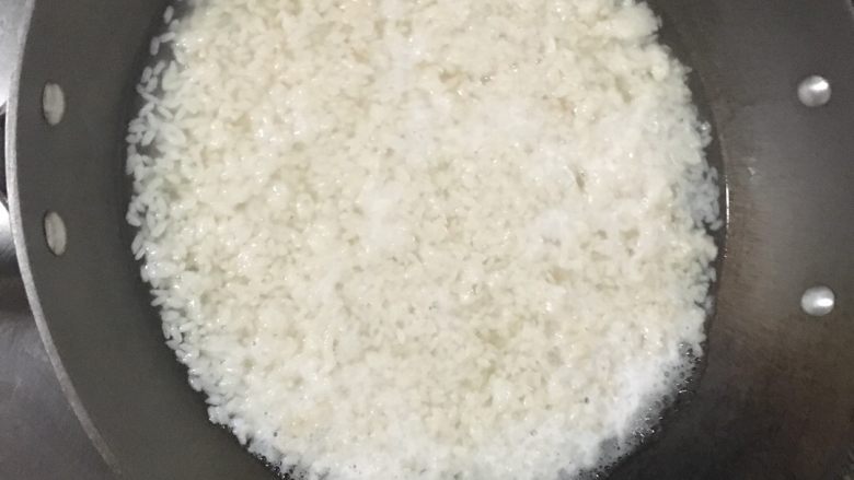 酒糟,12小时后打开就可以直接吃,我做的有点多,然后有个小方法可以放的久点,锅内加入300ml的水烧开,放入酒糟和<a style='color:red;display:inline-block;' href='/shicai/ 3729'>白糖</a>,烧开就可以了,起锅聊凉透后,放入无水无油的罐子里面,每天早晨冲一杯,爽歪歪哦