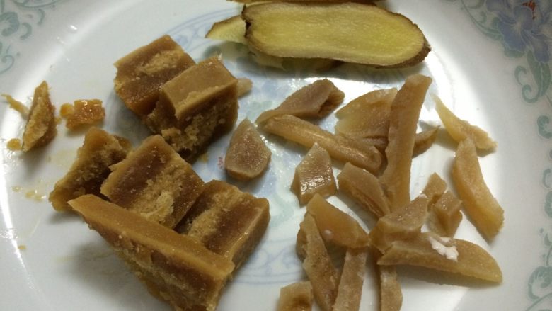 天麻蒸猪脑,把天麻洗干净切片,黄糖砍小块,切三片<a style='color:red;display:inline-block;' href='/shicai/ 37'>姜</a>片