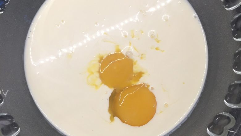 葡式蛋挞,把<a style='color:red;display:inline-block;' href='/shicai/ 219'>牛奶</a>，<a style='color:red;display:inline-block;' href='/shicai/ 15'>蛋黄</a>，<a style='color:red;display:inline-block;' href='/shicai/ 3729'>白糖</a>倒入<a style='color:red;display:inline-block;' href='/shicai/ 8197'>淡奶油</a>中，用打蛋器搅拌均匀