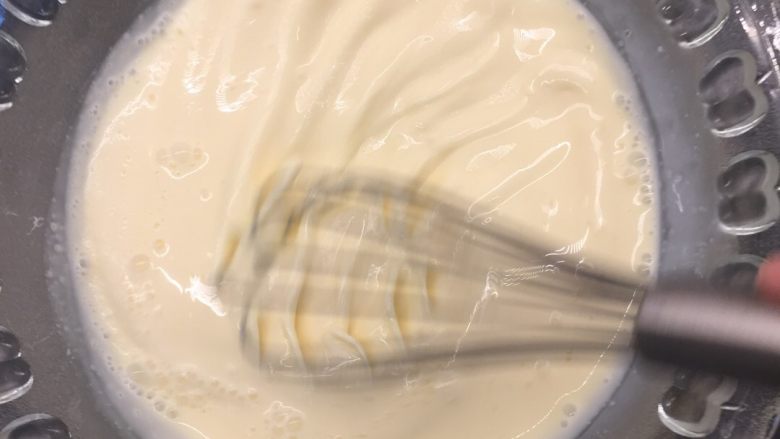 葡式蛋挞,将打好的挞水过筛，我比较懒，就省略了这一步