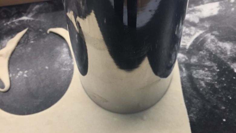 葡式蛋挞,开始制作挞皮，我买的是做披萨的一种面皮厚，用擀面杖擀薄，用大点的圆形杯口去挞皮